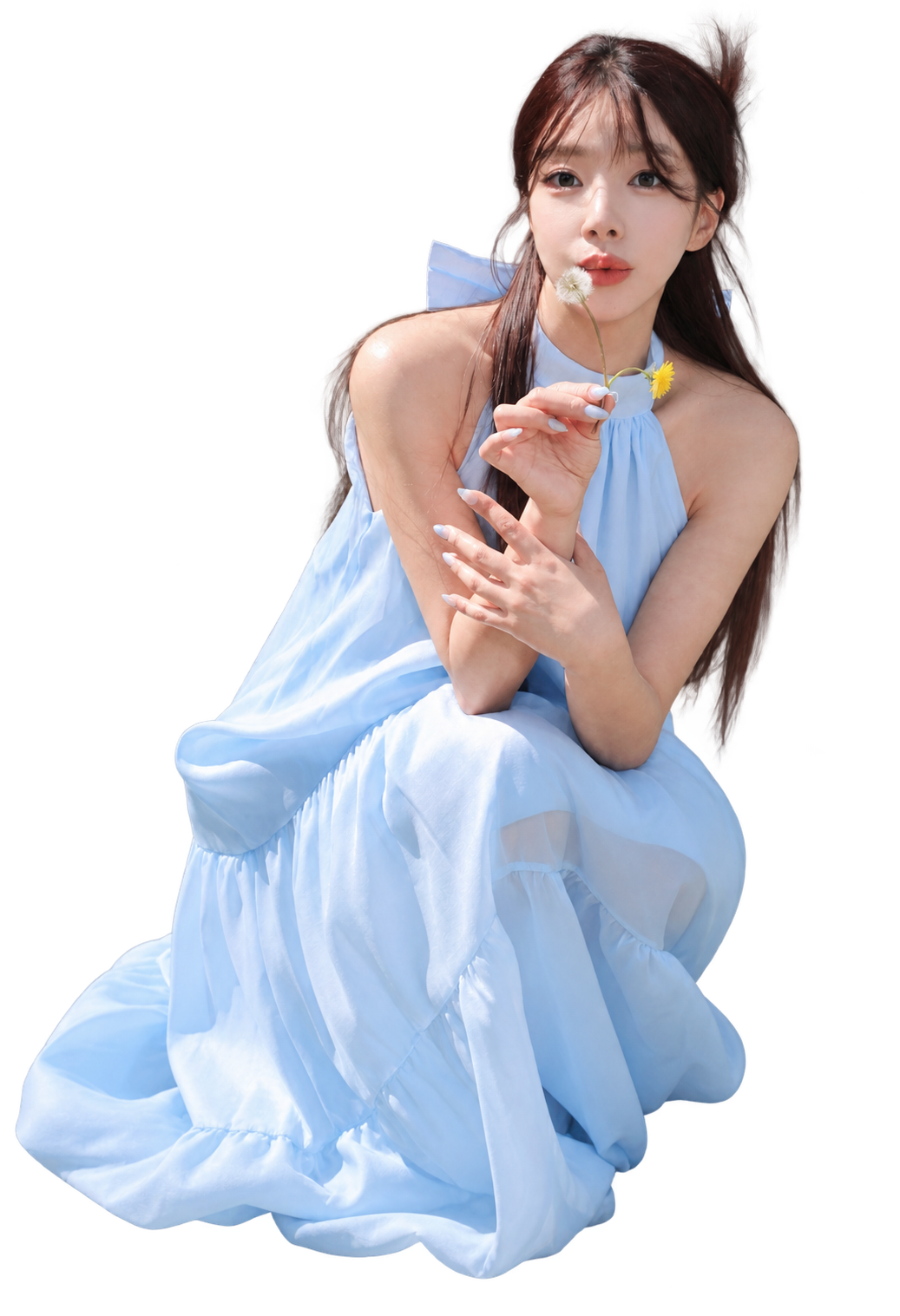 하늘색 원피스를 입고 앉아 있는 사진